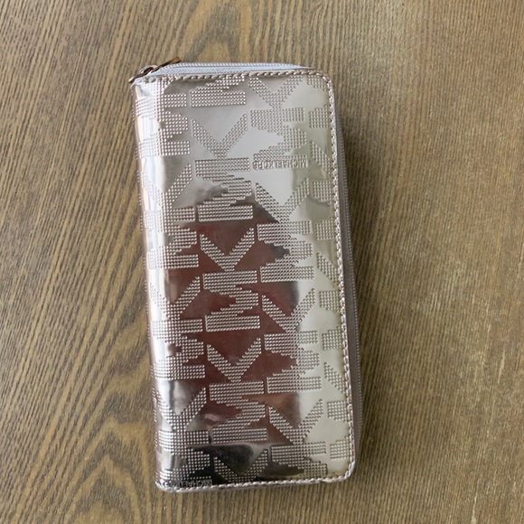 Rose Gold Michael Kors Wallet - Picture 2 of 7